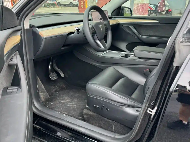 Tesla Model Y — Фото автомобиля 7