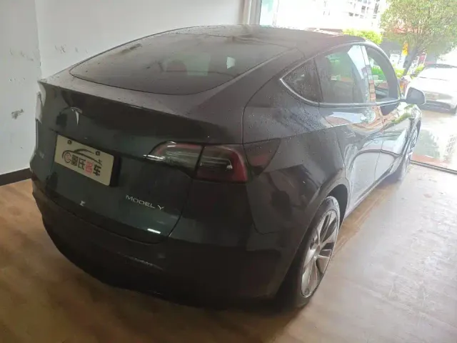 Tesla Model Y — Фото автомобиля 3