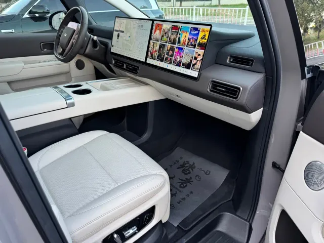 Li Auto MEGA — Фото автомобиля 11
