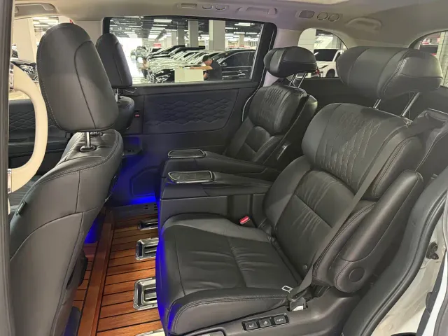 Honda Elysion — Фото автомобиля 6