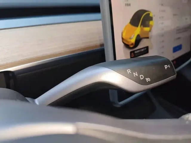 Tesla Model Y — Фото автомобиля 13