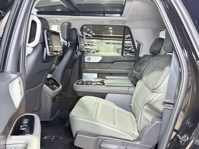 Lincoln Navigator — Фото автомобиля 11