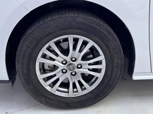Toyota Sienna — Фото автомобиля 11