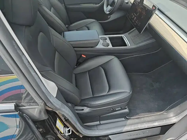Tesla Model Y — Фото автомобиля 19
