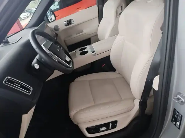 Li Auto L8 — Фото автомобиля 14