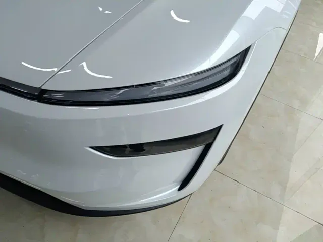 Tesla Model Y L — Фото автомобиля 23