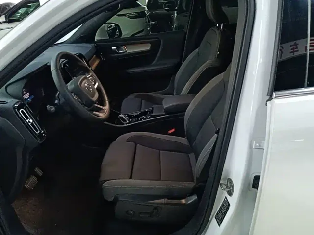 Volvo XC40 — Фото автомобиля 14