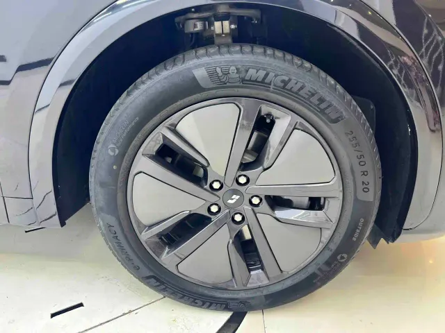 Li Auto L7 — Фото автомобиля 24