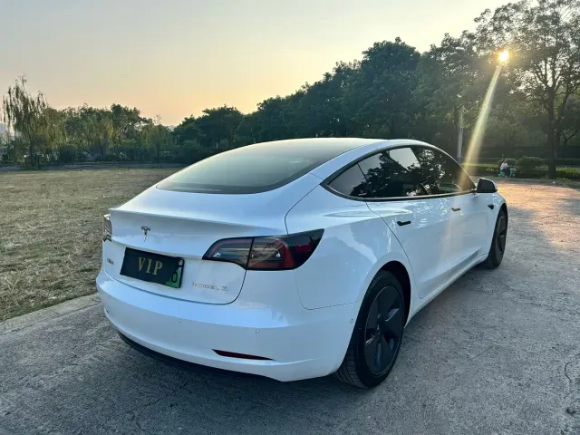 Tesla Model 3 — Фото автомобиля 9