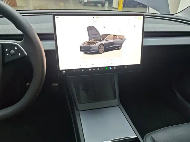 Tesla Model 3 — Фото автомобиля 12