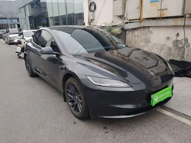Tesla Model 3 — Фото автомобиля 3