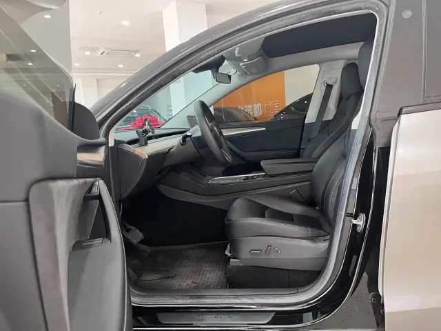 Tesla Model Y — Фото автомобиля 7