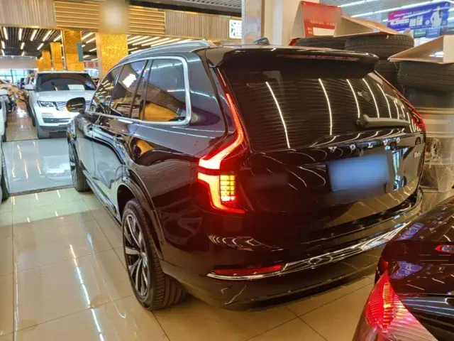 Volvo XC90 — Фото автомобиля 4