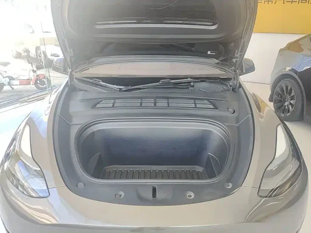 Tesla Model Y — Фото автомобиля 15
