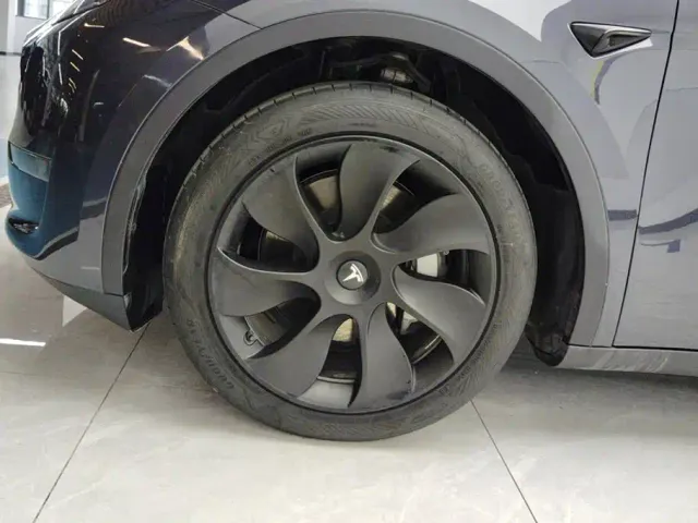 Tesla Model Y — Фото автомобиля 6