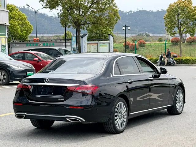 Mercedes-Benz E-Class — Фото автомобиля 3