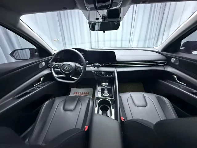 Hyundai Elantra — Фото автомобиля 12