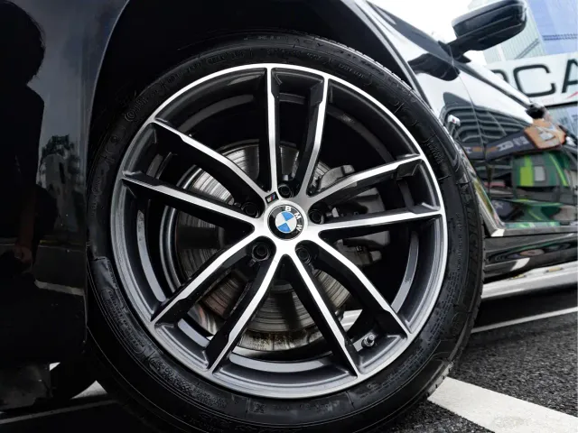 BMW 5 Series — Фото автомобиля 5