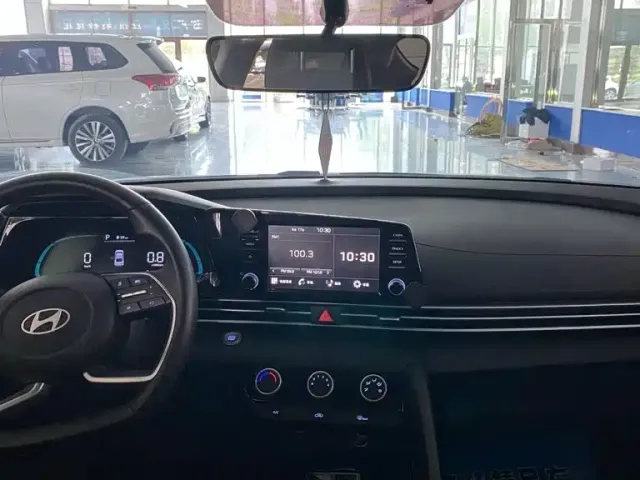 Hyundai Elantra — Фото автомобиля 5