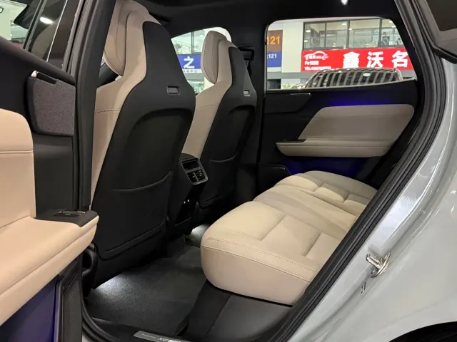 Volvo XC70 Plug-in Hybrid — Фото автомобиля 7