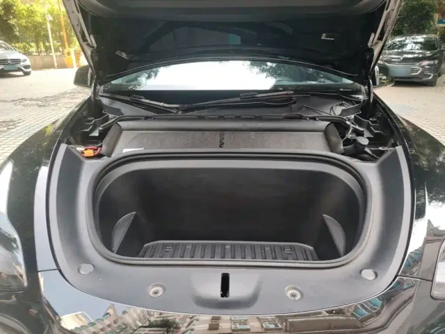 Tesla Model Y — Фото автомобиля 21
