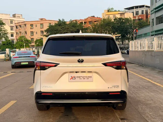 Toyota Sienna — Фото автомобиля 16
