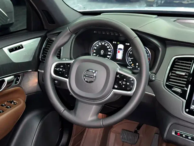 Volvo XC90 — Фото автомобиля 12