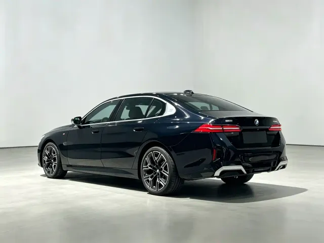 BMW 5 Series — Фото автомобиля 9