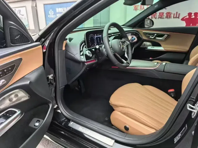Mercedes-Benz E-Class — Фото автомобиля 4