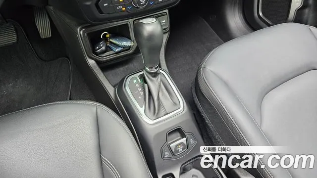 Jeep Renegade — Фото автомобиля 8