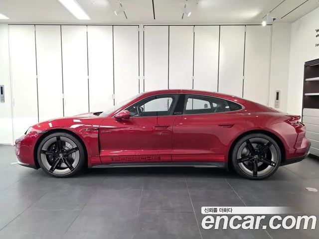 Porsche Taycan — Фото автомобиля 6