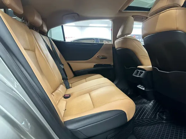 Lexus ES — Фото автомобиля 14