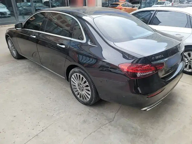 Mercedes-Benz E-Class — Фото автомобиля 4