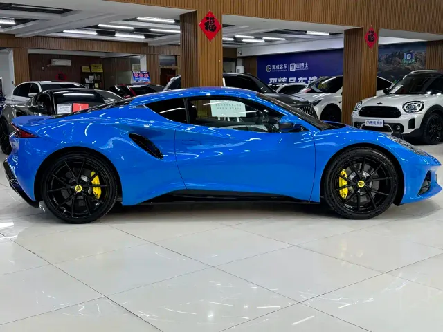 Lotus Emira — Фото автомобиля 10