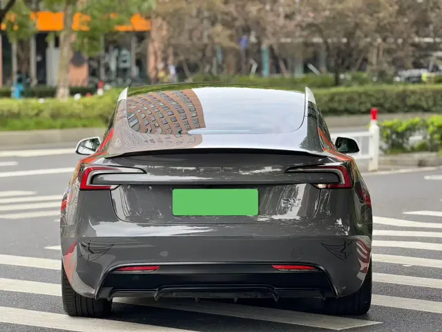 Tesla Model 3 — Фото автомобиля 8