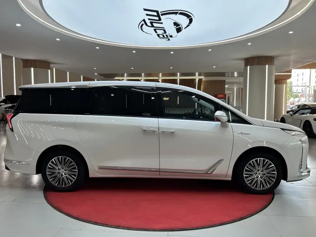 Buick Buick GL8 New Energy 2024 Landglory Premium Edition 7-Seater — Фото автомобиля 4