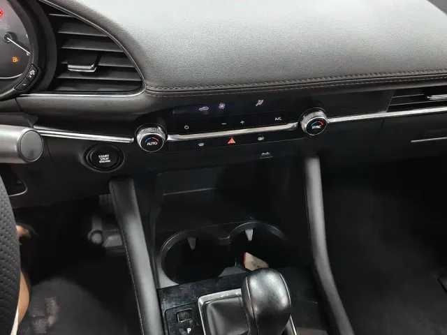 Mazda Axela — Фото автомобиля 11