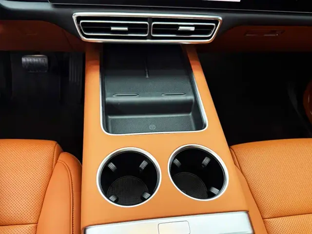 Li Auto L8 — Фото автомобиля 14