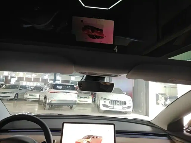 Tesla Model 3 — Фото автомобиля 17