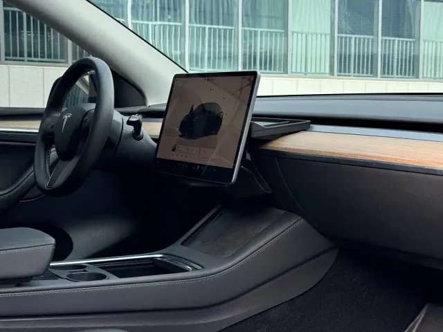 Tesla Model Y — Фото автомобиля 8