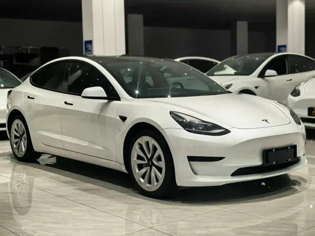 Tesla Model 3 — Фото автомобиля 3