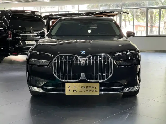 BMW i7 — Фото автомобиля 2