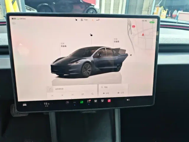 Tesla Model 3 — Фото автомобиля 12