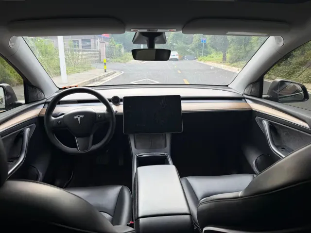 Tesla Model Y — Фото автомобиля 5