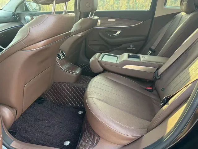 Mercedes-Benz E-Class — Фото автомобиля 3