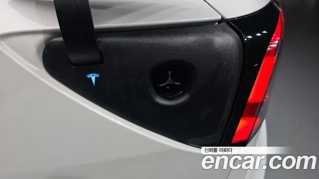 Tesla Model 3 — Фото автомобиля 30