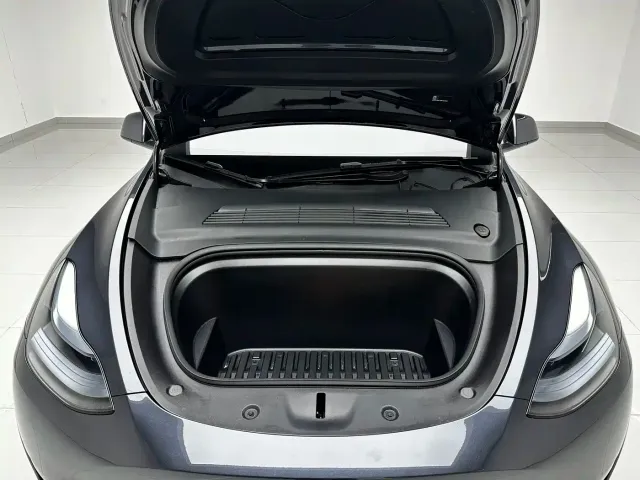 Tesla Model Y — Фото автомобиля 18