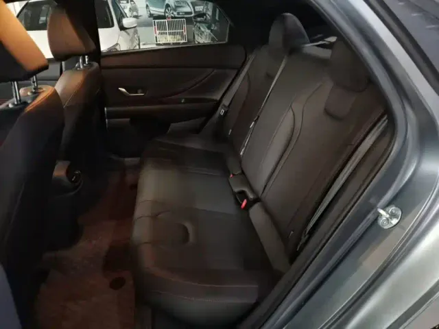 Hyundai Elantra — Фото автомобиля 16