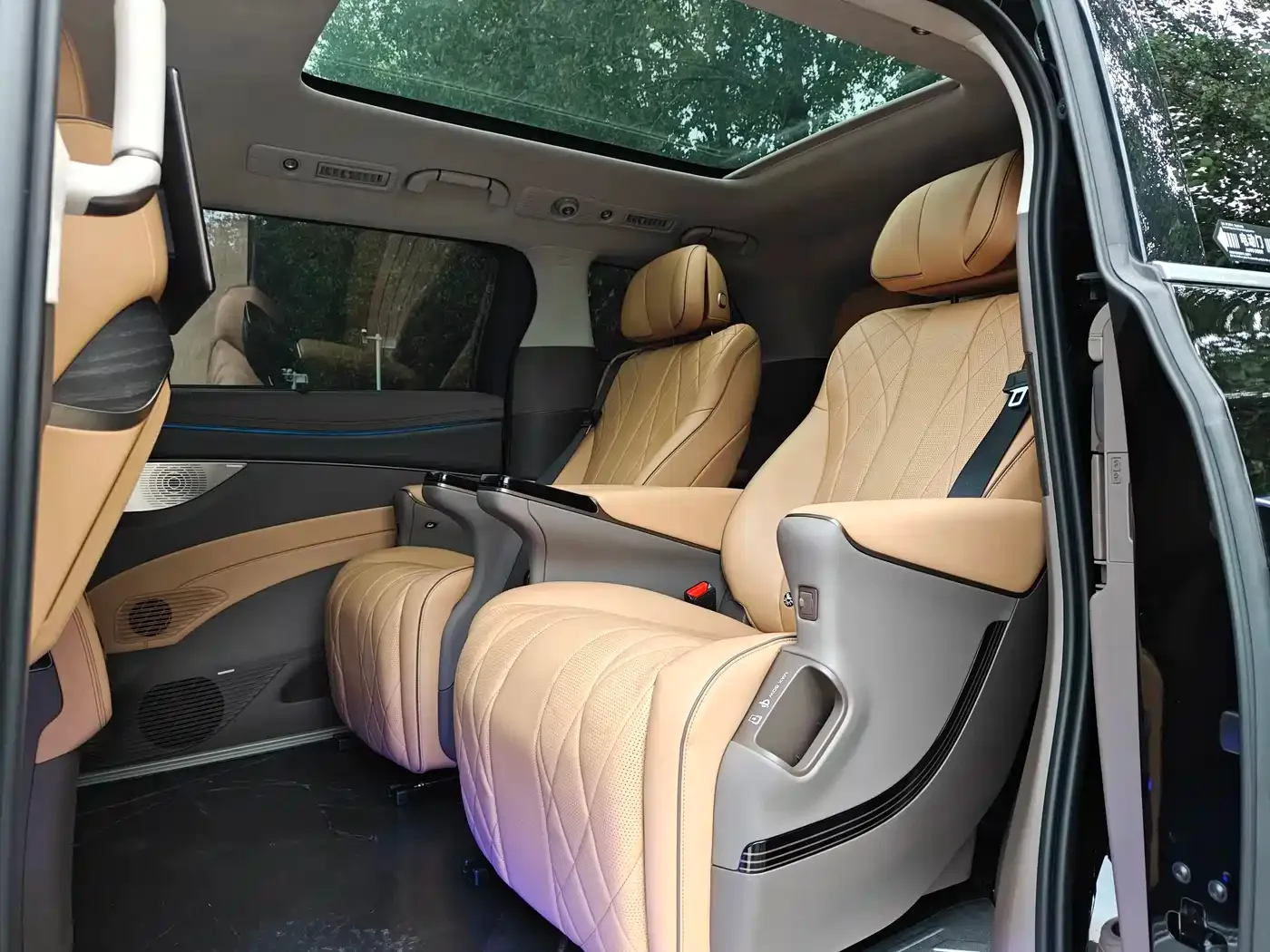 Denza Denza D9 2022 DM-i 970 AWD Flagship — Фото автомобиля 5
