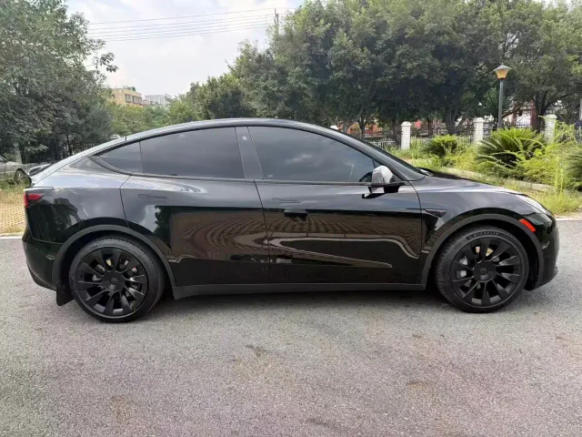 Tesla Model Y — Фото автомобиля 11